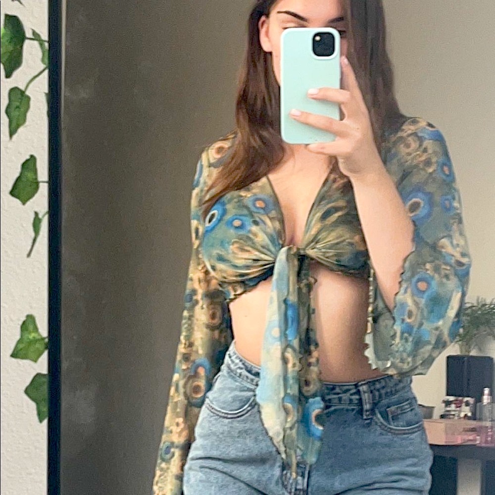 70s inspired outfit • flare ripped jeans • high waisted